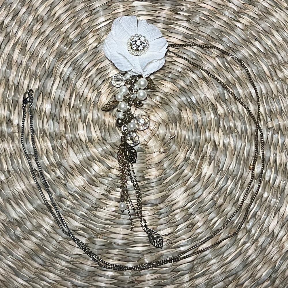 Vintage long necklace white flower with dangle tassel